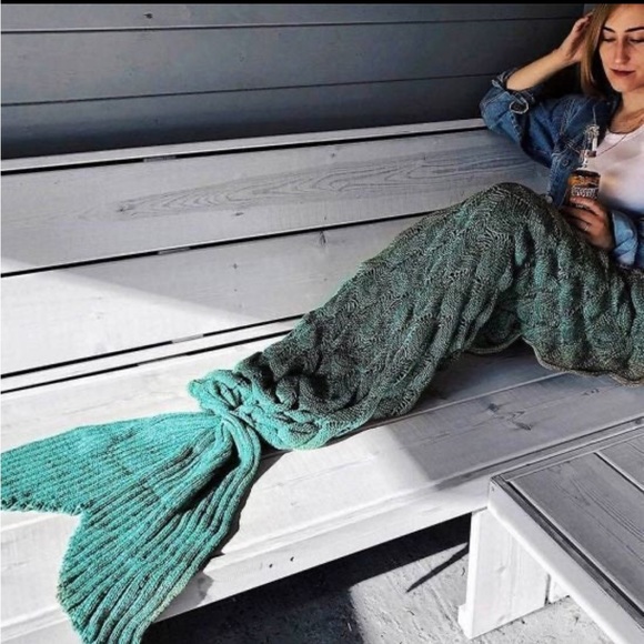 Mermaid Tail Blanket - Picture 3 of 10
